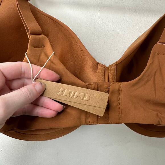 44D NWT SKIMS Fits Everybody T-Shirt Bra Bronze Underwire Seamless Comfort - Picture 3 of 5